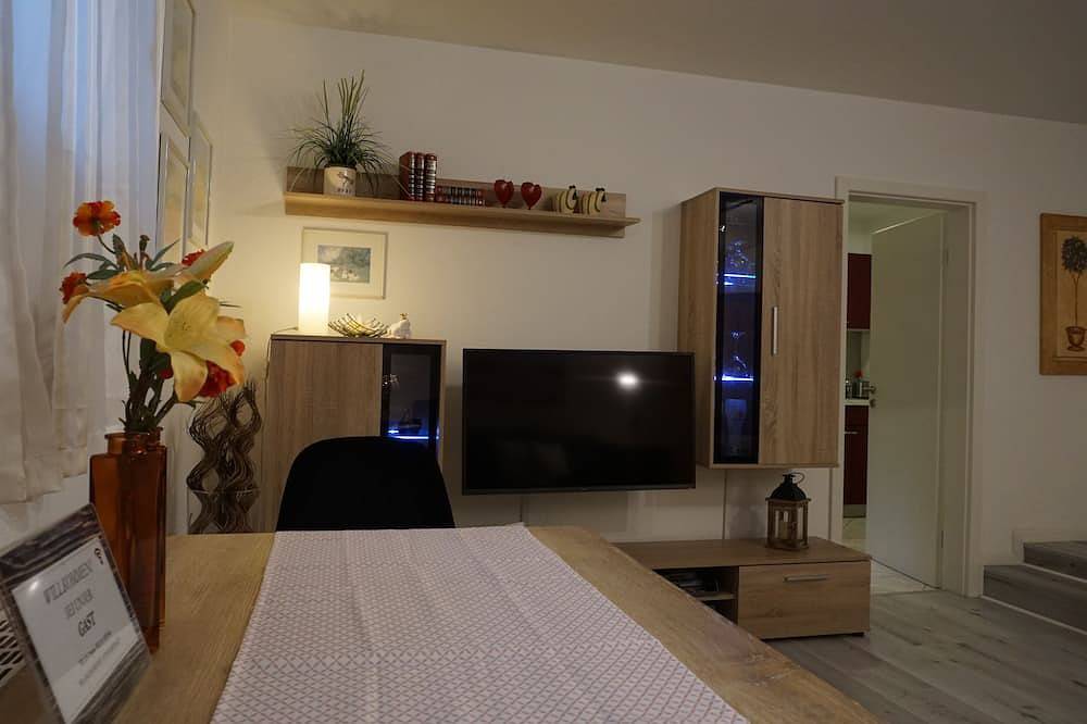 Ganze Wohnung, Komfortables Apartement 34qm, separater Eingang mit Freisitz u. ruhig gelegen in Pentling, Ostbayern