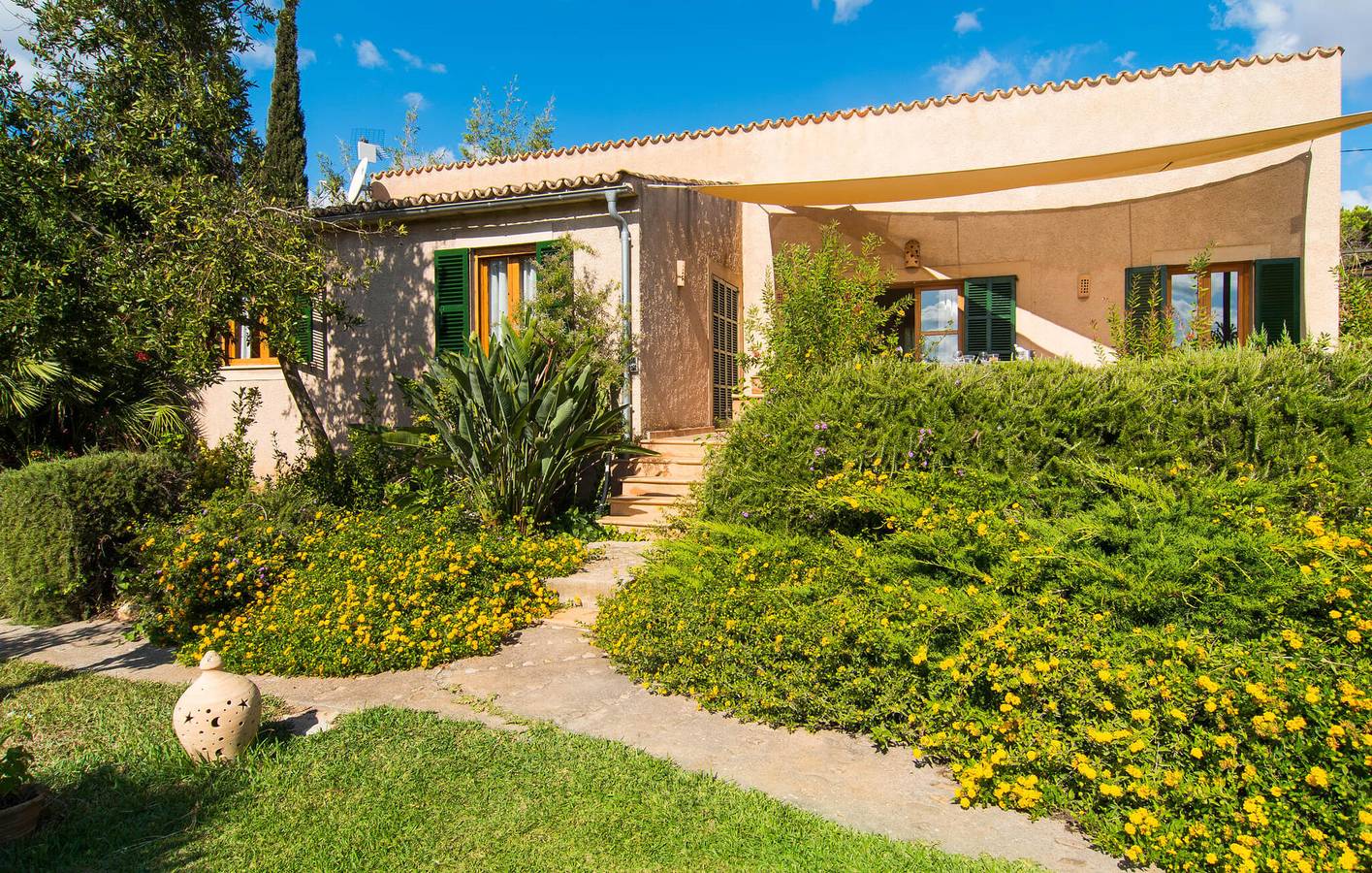 Acogedor apartamento con terraza, piscina y vistas a la playa in Port Nou, Son Servera