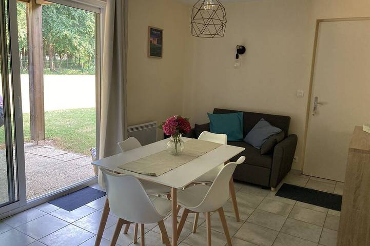 Gîte pour 3 personnes, avec jardin et piscine à Chaveignes