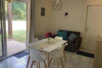 Gîte pour 3 personnes, avec piscine à Chaveignes