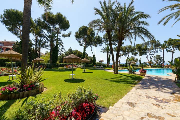 Entire apartment, "Mijas Costa Modern 2 Bed Apartment" with Sea & Mountain View, Pool & Garden in La Cala de Mijas, Mijas