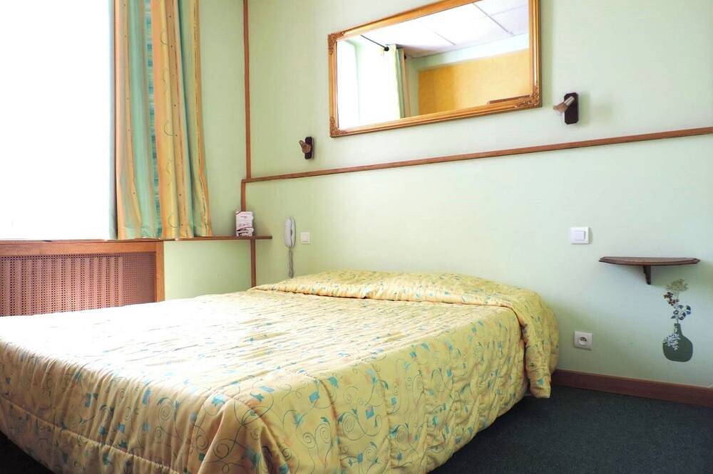 Central Double Bed Room | Secure Bicycle Shelter | 4.3mi to Golf Resort in Digne-les-Bains, Alpes-de-Haute-Provence