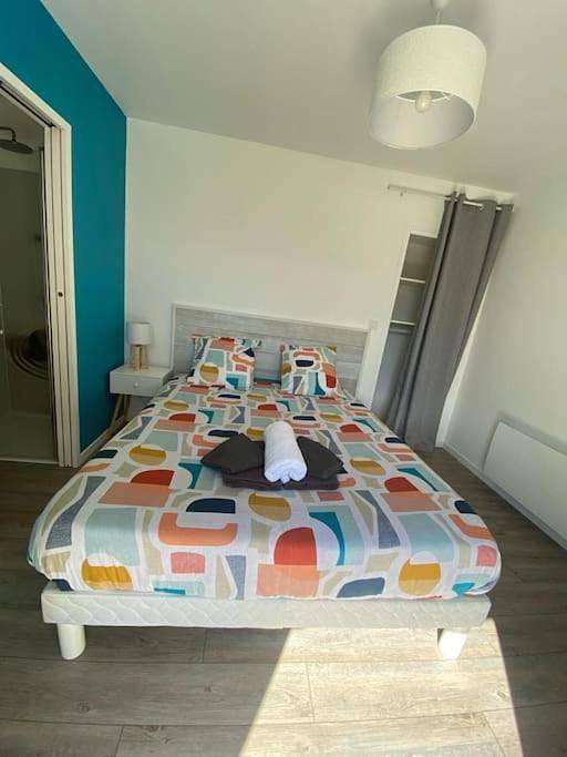 Location de vacances pour 8 personnes, avec terrasse ainsi que piscine et jardin à Agonac - 4