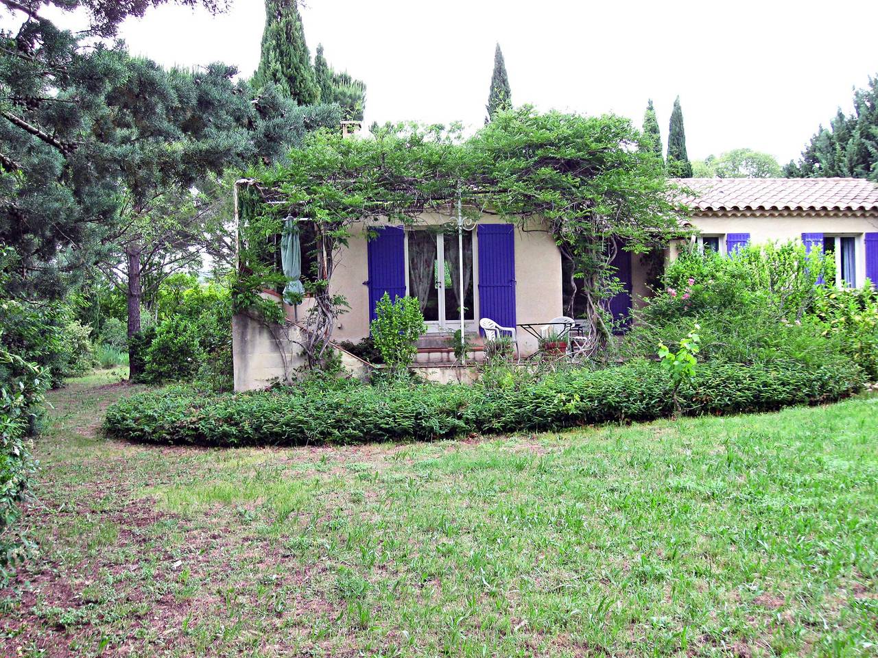 Casa de vacaciones "Zypresse" - Relájese en un gran jardín cerrado. in Saint-Saturnin-lès-Apt, Parque natural regional del Luberon