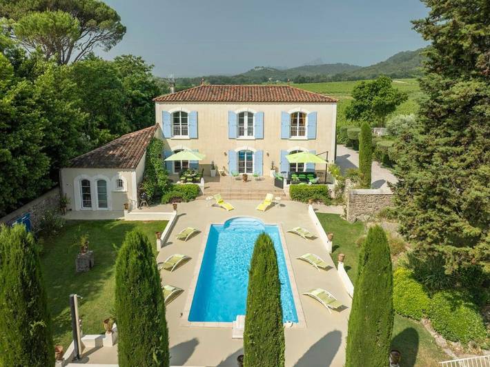 Location de vacances pour 8 personnes, avec terrasse ainsi que piscine et jardin à Fontanès