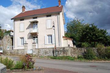 Gîte pour 8 personnes, avec terrasse et jardin à Martigny-le-Comte