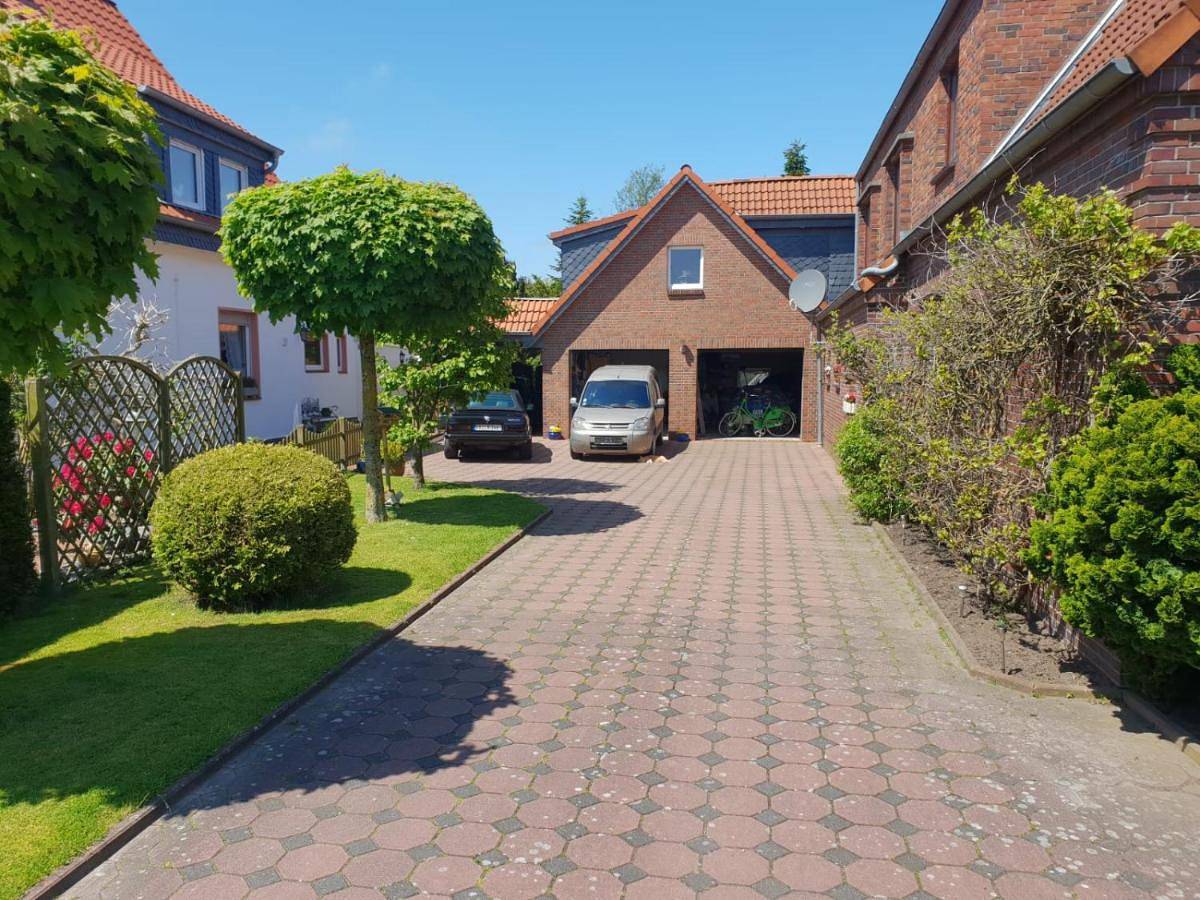 Stadtrand Haushälfte in Wilhelmshaven, Südliche Nordseeküste