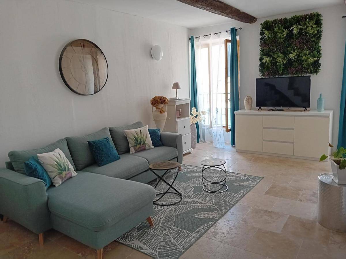 Appartement entier, Maison de village entièrement rénovée avec goût in Sillans-la-Cascade, Région de Brignoles