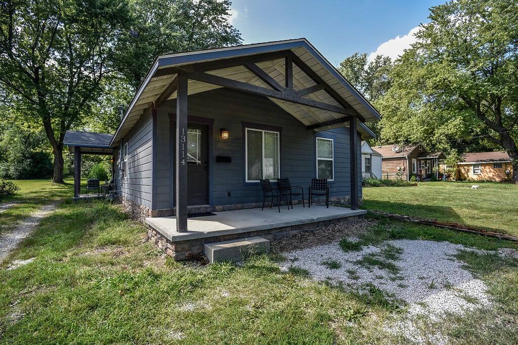 Bright 1 Br with Full Kitchen and Huge Yard in Grandview, Missouri