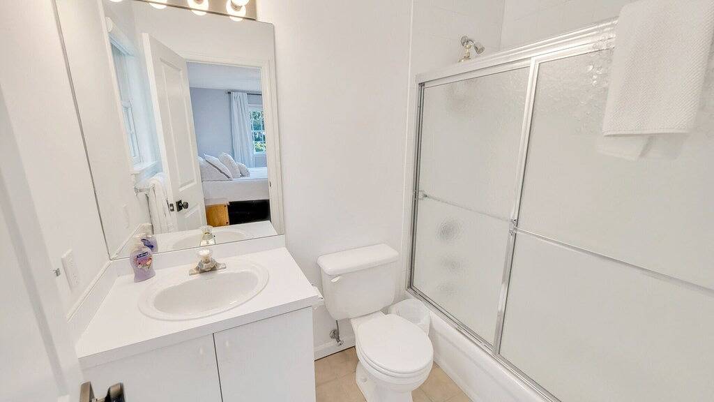 Very private Chalet-style log cabin with luxury amenities and in-home... in Noyack, Hamptons