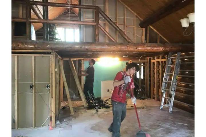 Vacation rental for 13 people, with terrace and hot tub as well as yard in Fairbanks