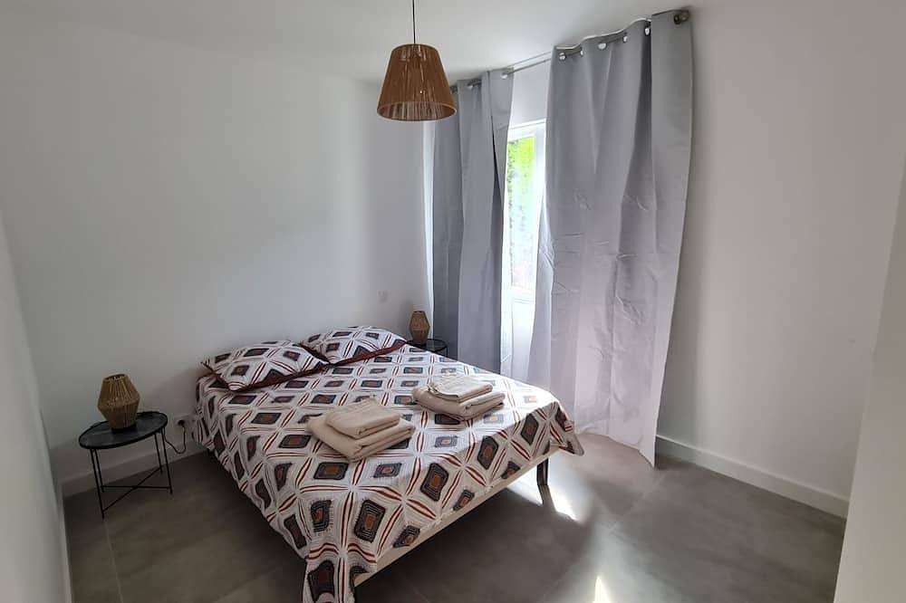 Entire apartment, Appartement Spacieux Avec Terrasse Idéal Pour une Famille! Proche Centre Ville in Vence, Cannes region
