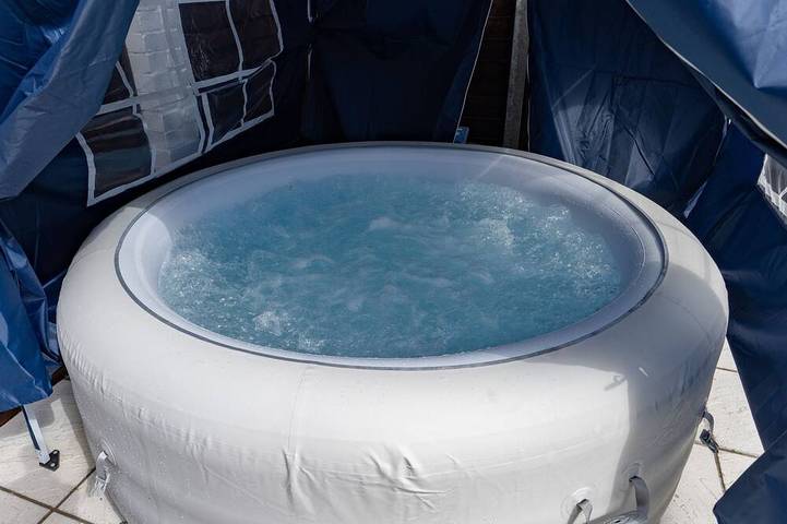 Holiday rental for 12 people, with garden and hot tub in Bognor Regis