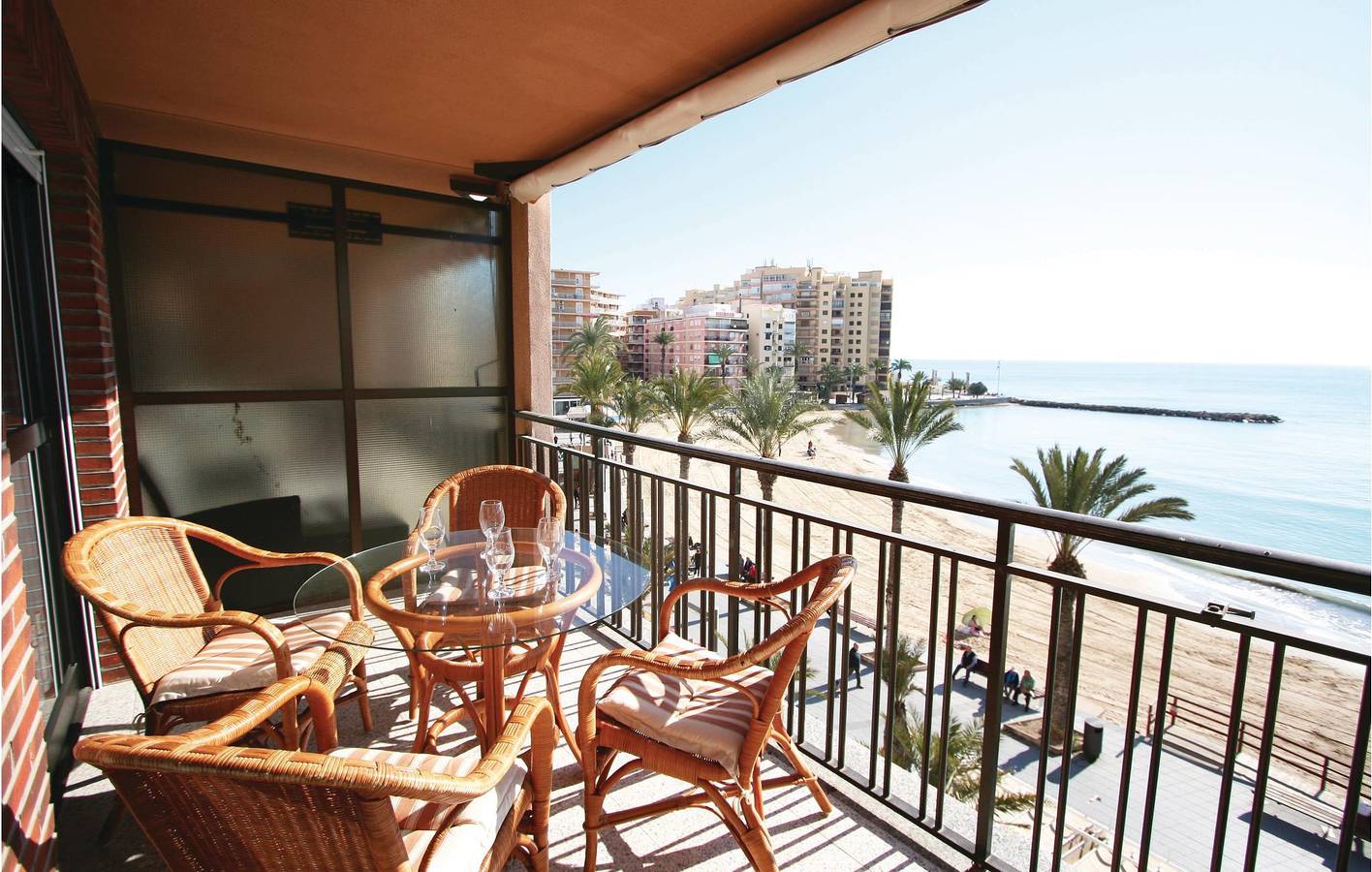 Ganze Ferienwohnung, 87m² Terrassenapartment mit WiFi & Parkplatz, 1,5km zum Strand in Torrevieja Centre, Torrevieja