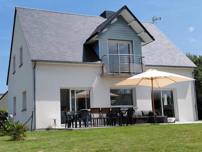 Location de vacances pour 12 personnes, avec Balcon ainsi que Terrasse et Jardin dans Orval-sur-Sienne