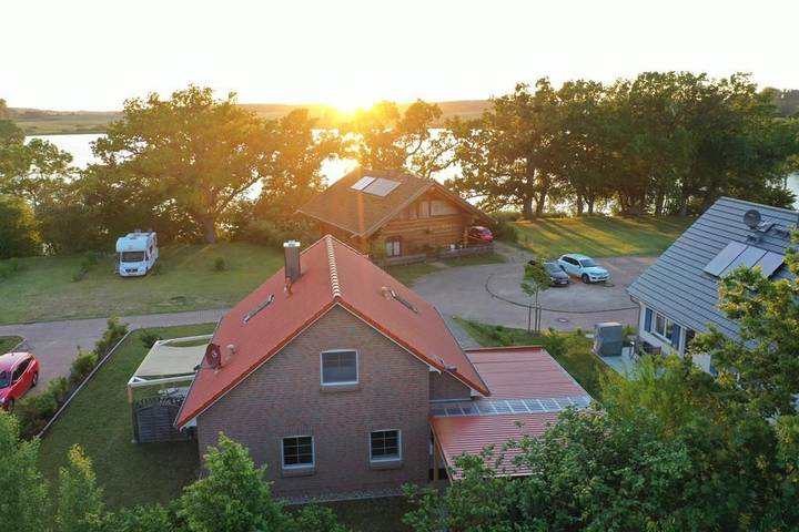 Ferienhaus für 6 Personen, mit Terrasse und Garten sowie Sauna und Seeblick in Sternberger Seenlandschaft