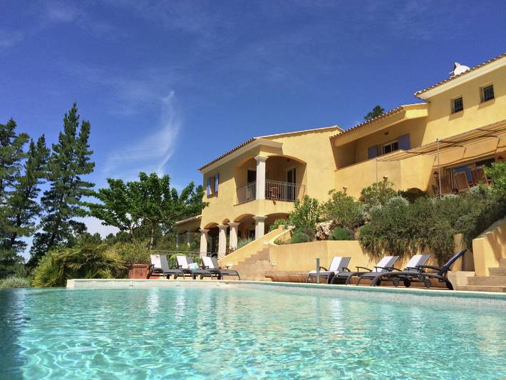 Vakantiehuis voor 12 personen, with Balkon and Tuin as well as Zwembad in Le Muy