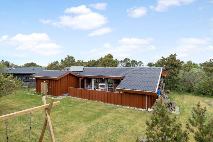 Ferieudlejning for 8 personer, med jacuzzi og sauna samt terrasse i Slettestrand