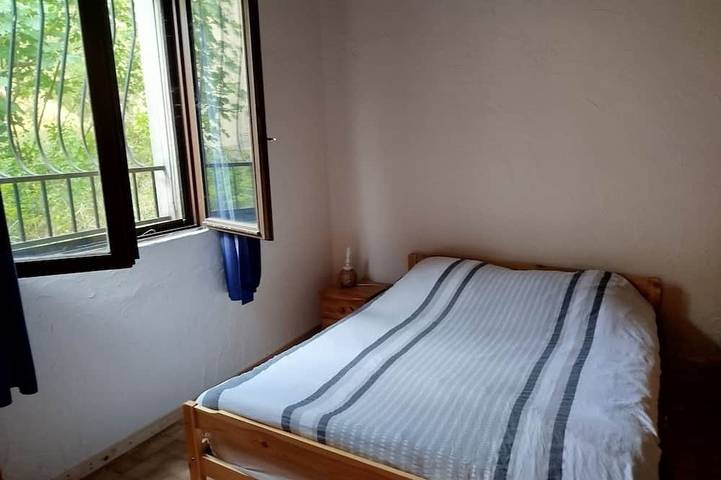Gîte pour 3 personnes, avec terrasse et piscine, animaux acceptés à Villeneuve-de-Berg - 3