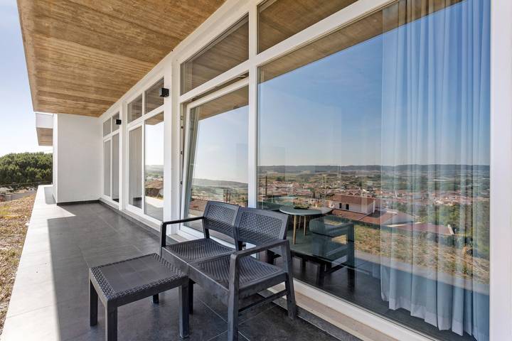Apartamento entero, Apartamento 'Colina Do Sol 2' con vistas a la montaña, piscina privada y aire acondicionado in Amoreira, Leiria District