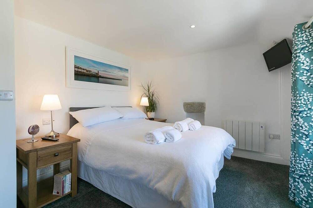 Homely Cottage with Sun Terrace, Short Walk to Beach in Porthleven, Cornwall