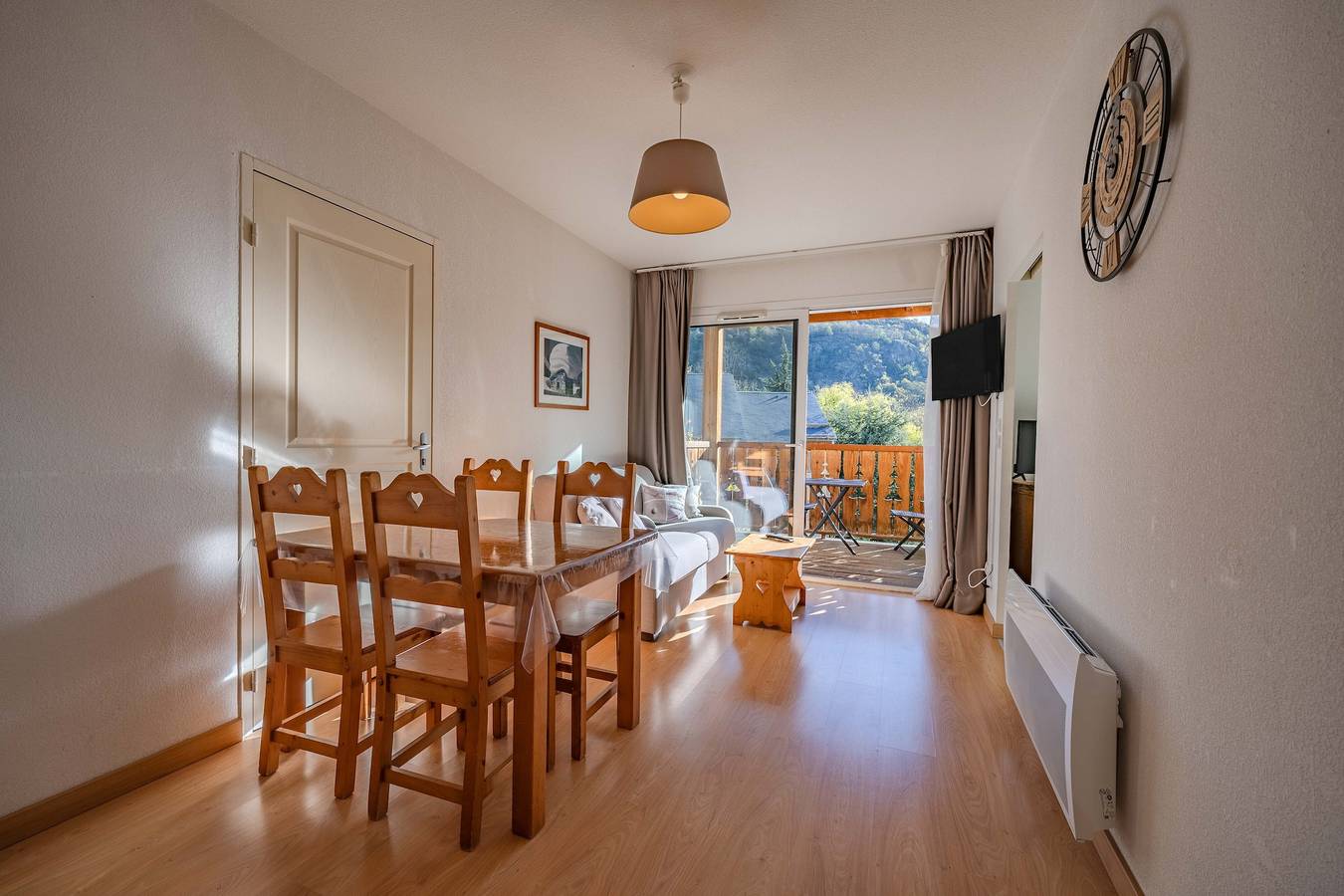 Appartement entier, Appartement "Le calme de Ax" avec vue sur les montagnes, piscine partagée et balcon in Ax-les-Thermes, Pyrénées
