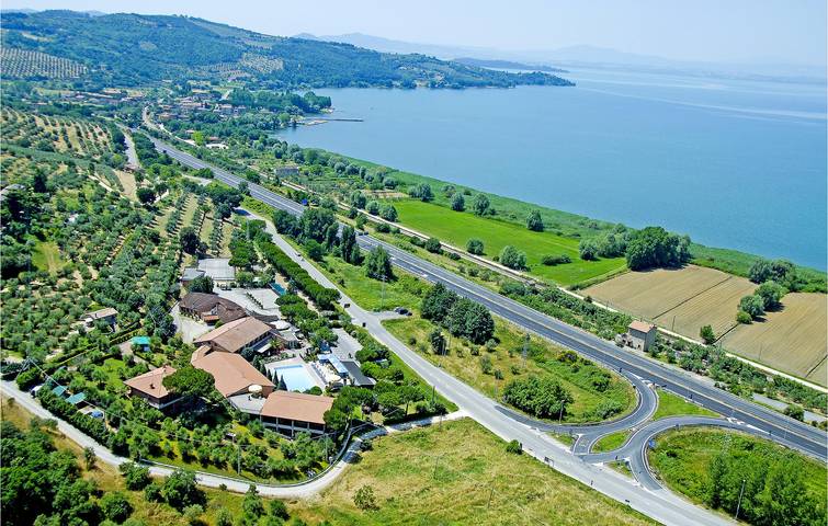 Appartamento a bordo piscina con giardino, aria condizionata e cucina in Passignano sul Trasimeno, Lago Trasimeno