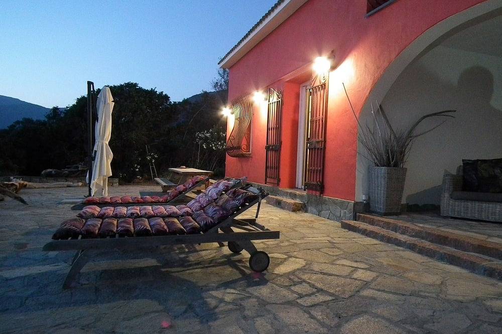 Rare! This summer, enjoy a \"Waterfront\" family home in Sagone... in Sagone, Coggia