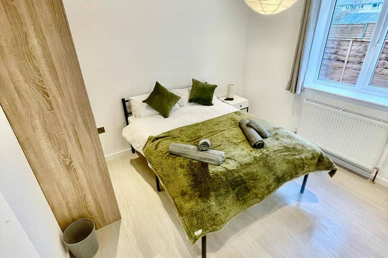 Entire holiday apartment, 3 Bed Flat - Sleeps 6 - Parking - Wifi in King's Hedges Ward, Cambridge