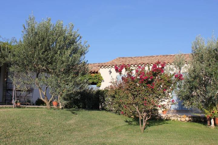 Gîte pour 2 personnes, avec vue et piscine ainsi que jardin et terrasse à Maillane - 2