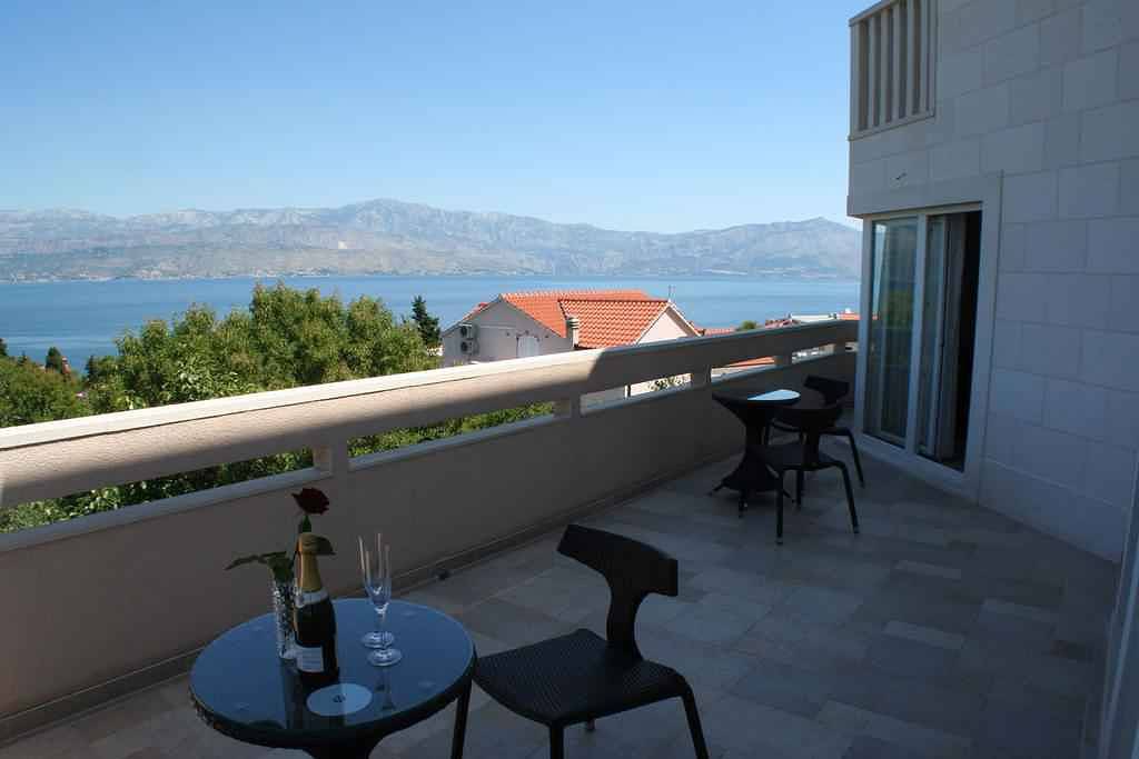 Ganze Ferienwohnung, Ferienwohnung mit Meerblick, Klimaanlage und Pool  in Supetar, Brac