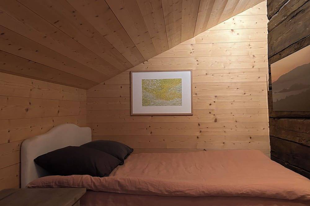 Haute-Nendaz Village: Larch 1898 4-Storey/4-Room/6-Person Chalet/Parking. in Nendaz, Walliser Alpen