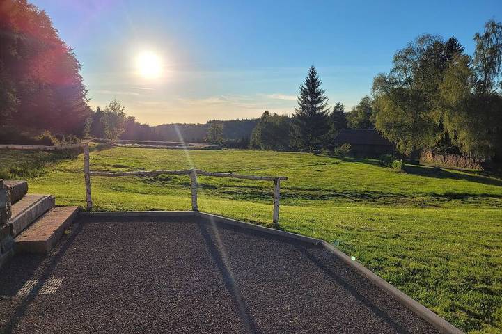 Gîte pour 14 personnes, avec terrasse ainsi que jardin et jacuzzi