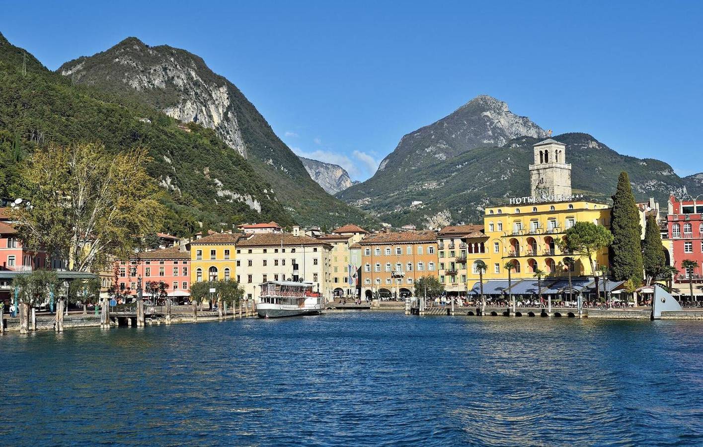 Apartamento entero, Apartamento 'Byron' con vistas al lago, Wi-Fi y aire acondicionado in Riva del Garda, Montañas Garda