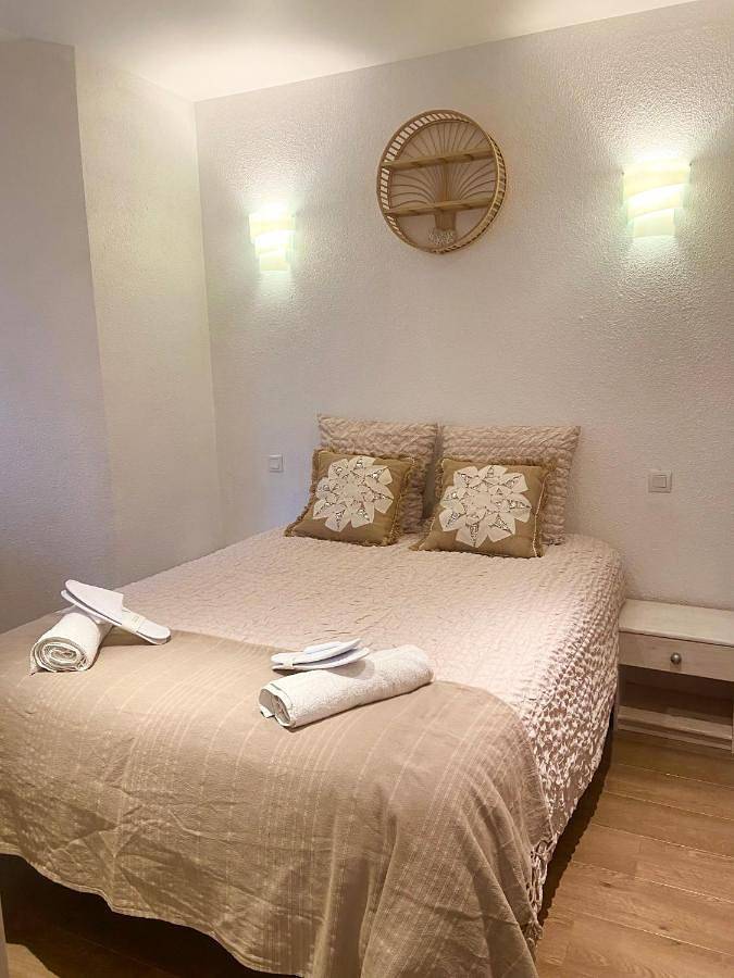 Location de vacances pour 4 personnes, avec Jacuzzi et Terrasse ainsi que Jardin et Piscine à Prémilhat