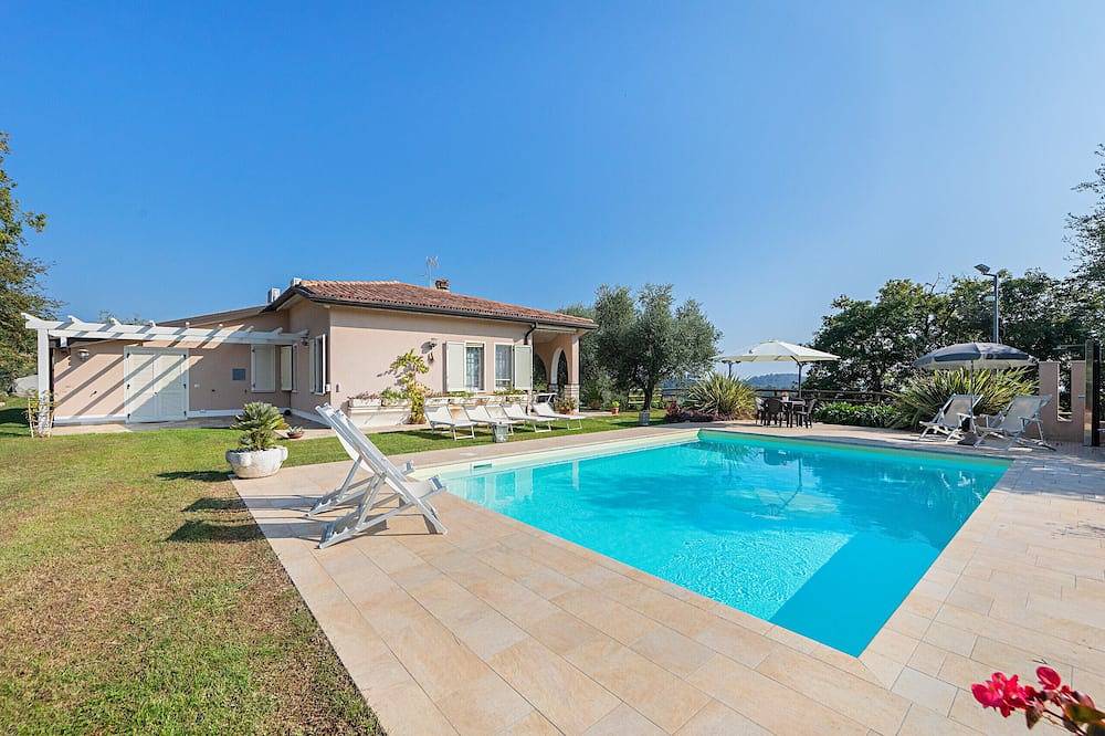 Villa Daniela mit Swimmingpool und Seeblick in Soiano del Lago, Gardasee-Berge