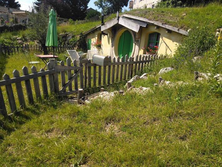 Tente pour 2 personnes, avec jardin et terrasse ainsi que vue et vue sur le lac, animaux acceptés dans le Lot