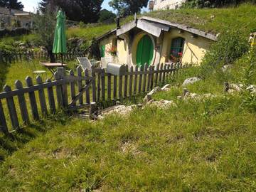 Tente pour 2 personnes, avec vue et terrasse ainsi que jardin et vue sur le lac, animaux acceptés dans le Lot
