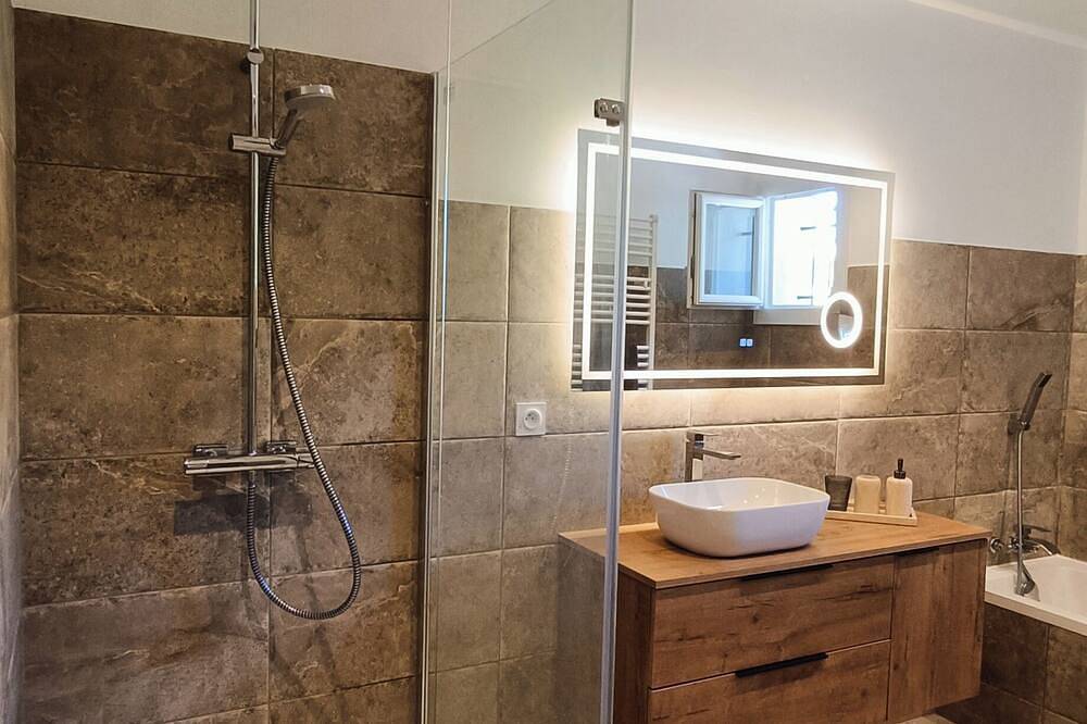 The House of Happiness in the heart of the Luberon in Mirabeau, Regionaler Naturpark Luberon