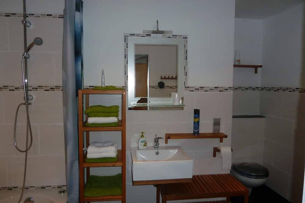 Ganze Wohnung, Familienfreundliche Ferienwohnung mit Kingsizebetten, Terrassen und Lagerfeuer in Crottendorf, Erzgebirge