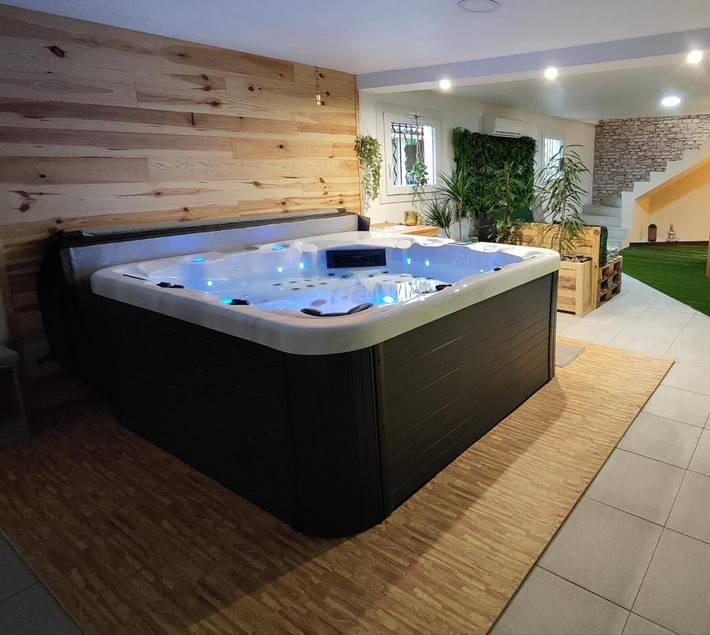 Appartement de vacances pour 4 personnes, avec Jacuzzi et Terrasse ainsi que Jardin et Piscine