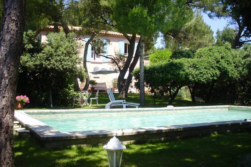 Bastide Provençale à l'ombre de pins et chênes centenaires in Villeneuve-lès-Avignon, Région de Nîmes