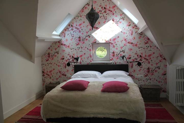 Spacious villa with 6 beautifully decorated bedrooms set in 80 acres of parkland in Chimay, Hennegau