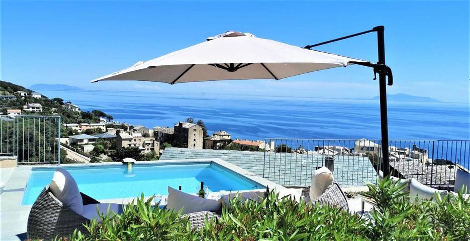 Location de vacances pour 8 personnes, avec vue ainsi que piscine et balcon à Brando