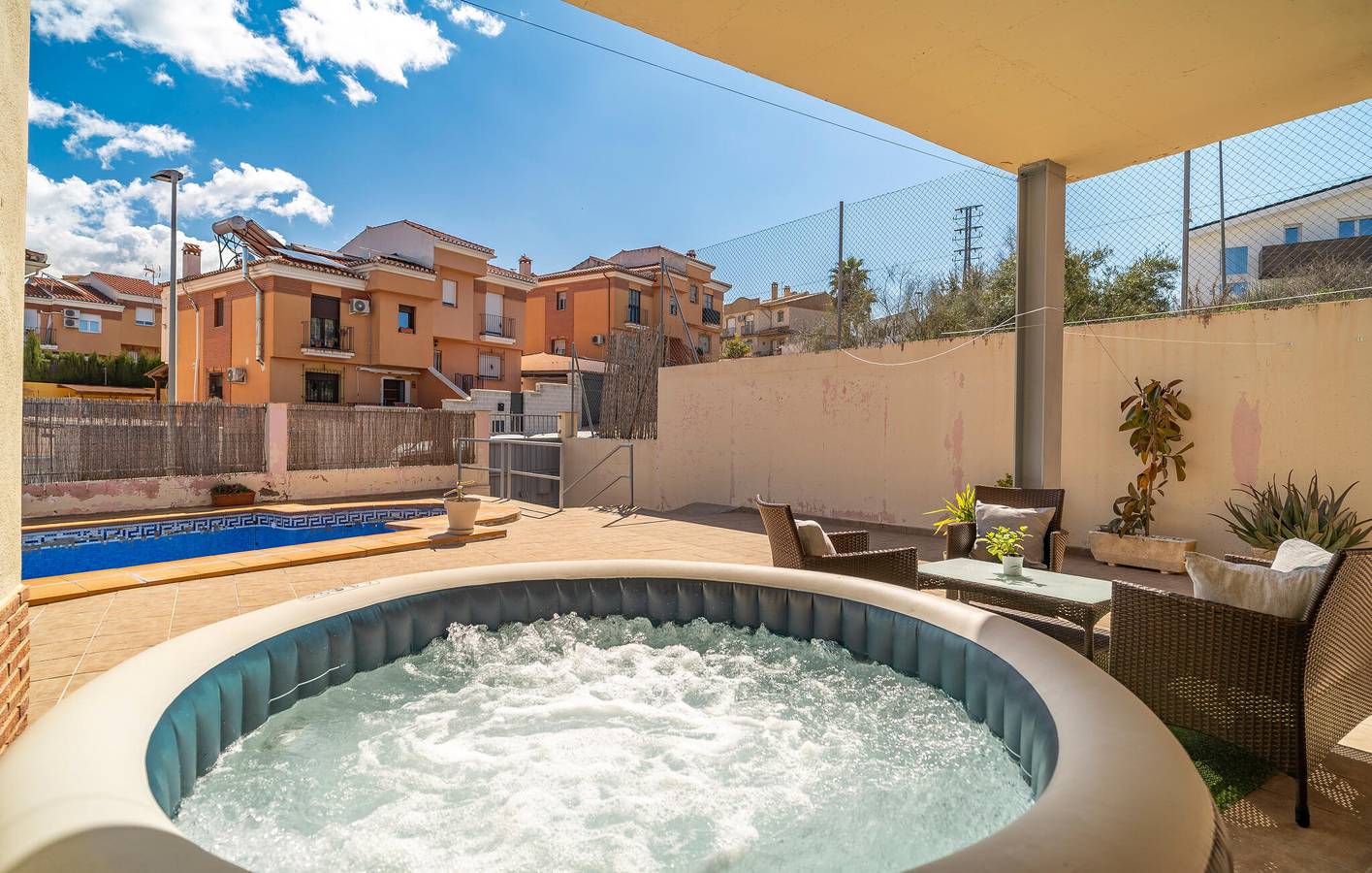 Luftiges Apartment mit Pool und Grill, nahe Restaurants und Fluss in Jun, Granada Provinz