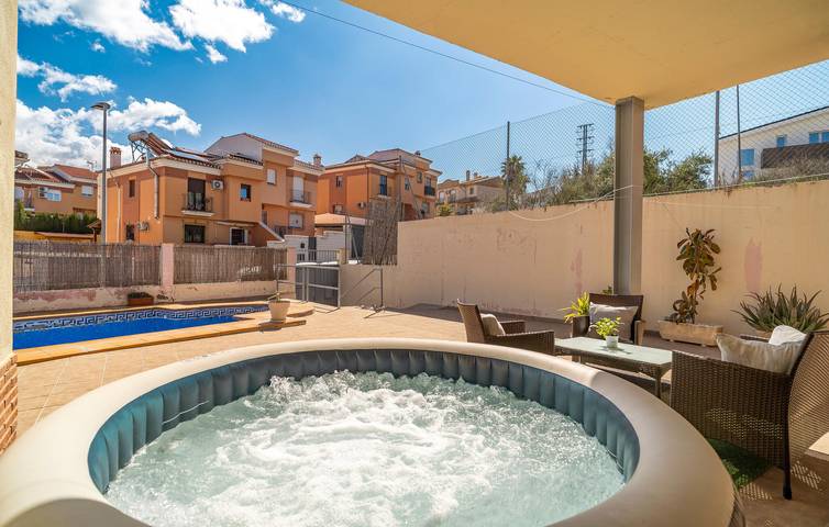 Appartement aéré avec piscine et grill, près des restaurants et de la rivière in Jun, Province de Grenade