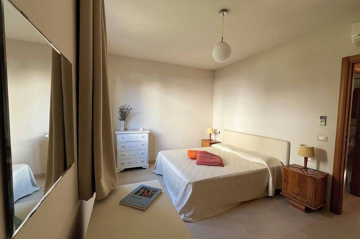 Appartement entier, À quelques pas de la mer, avec jardin privé et place de parking, quartier calme et verdoyant in Lido di Camaiore, Camaiore