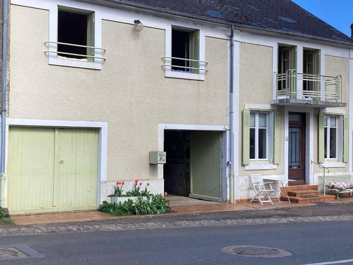 Location de vacances pour 2 personnes, avec vue ainsi que jardin et terrasse à Lurcy-le-Bourg
