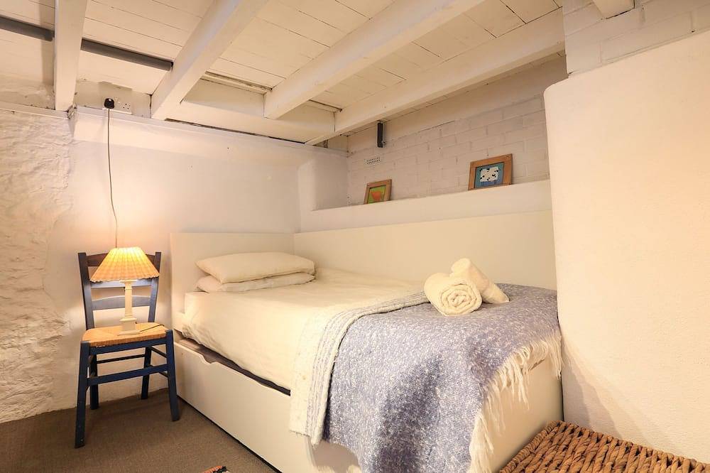 Bow Cottage, pet friendly, with open fire in East Portlemouth in East Portlemouth, South Devon
