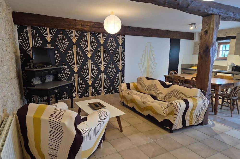 Entire apartment, House 6 sleeps 5/6 3 bedrooms 1 bathroom in Ternant (Charente-Maritime), Saint-Jean-d'Angély region
